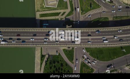 Drone's Eye View - direttamente sopra la vista del traffico urbano sul ponte Foto Stock