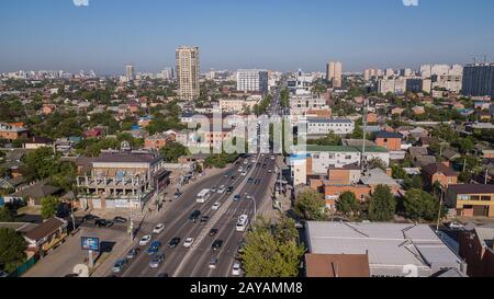 Krasnodar, Russia - maggio 2019. Città dell'antenna dal di sopra. Drone's Eye Foto Stock