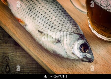 Essiccato roach sul tavolo sul tagliere e birra Foto Stock