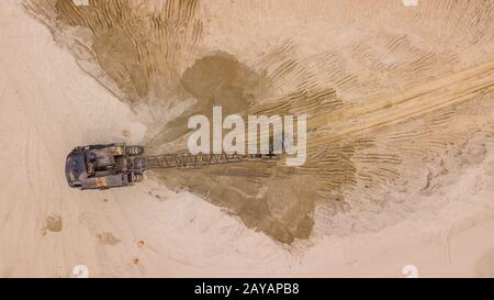 Vista dall'alto dell'escavatore in cantiere Foto Stock