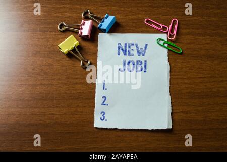 Scrittura manuale di testo scrittura di un nuovo lavoro. Concetto che significa aver recentemente pagato la posizione di lavoro regolare bianco carta fissa set Foto Stock