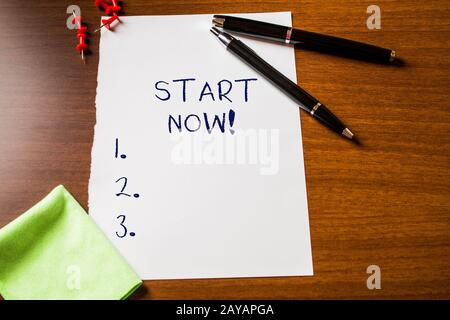Segno di testo che mostra Start Now (Avvia ora). Foto concettuale non esitate a lavorare o fare roba subito bianco fermo carta woode Foto Stock
