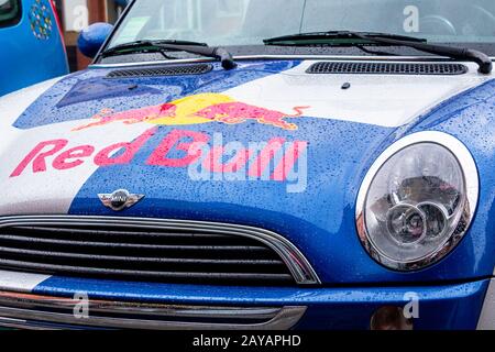 Uzhhorod, ucraina - 14 LUG 2013: Red Bull mini cooper dettaglio vettura pubblicitaria. Fancy car tuning used for promotion. Wet veicolo pubblicitario After the Foto Stock