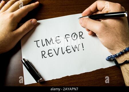 Segno di testo che indica il tempo di revisione. Foto concettuale Valutazione formale di qualcosa con intenzione di introdurre il cambiamento primo piano vi Foto Stock