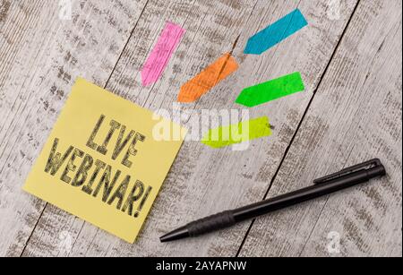 Nota di scrittura che mostra il webinar dal vivo. Foto di affari che mostra la conferenza di presentazione o seminario trasmesso su carta di nota di fotoricettore e. Foto Stock