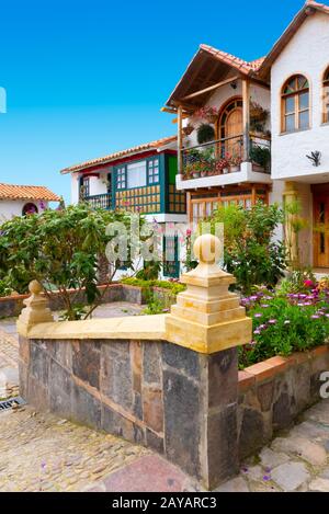 Tenza Colombia case coloniali con giardini con sole Foto Stock