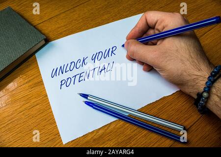 Scrittura manuale del testo Sblocca il tuo potenziale. Concetto che significa possibilità di rilascio l'educazione e la buona formazione è la chiave Top vie Foto Stock