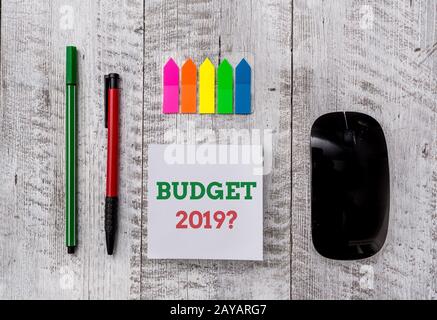Scrittura a mano testo scrittura bilancio 2019 domanda. Concetto che significa stima delle entrate e delle spese per il prossimo anno stazionario e c Foto Stock