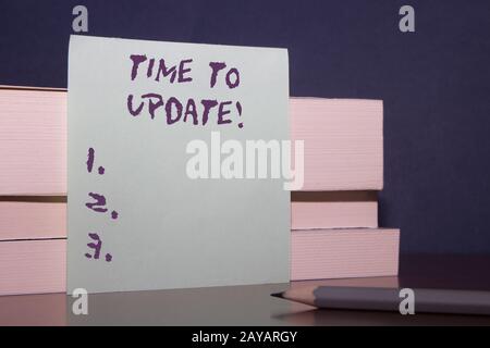 Segno di testo che indica il tempo di aggiornamento. Foto concettuale atto aggiornamento qualcosa qualcuno o versione aggiornata programma primo piano tre legno Foto Stock