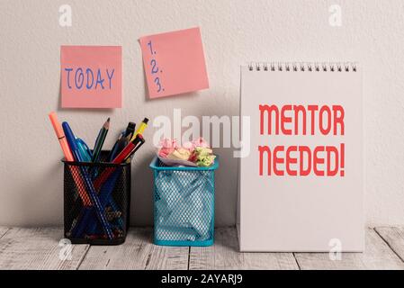 Scrittura concettuale della mano che mostra il Mentor necessario. Foto aziendale che mostra la formazione dei dipendenti sotto il ruolo di consulente senior assegnato. Foto Stock