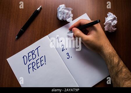 Segno di testo che mostra debito libero. La foto concettuale non possiede alcun denaro o cose a nessun individuo o società Upper primo piano Foto Stock