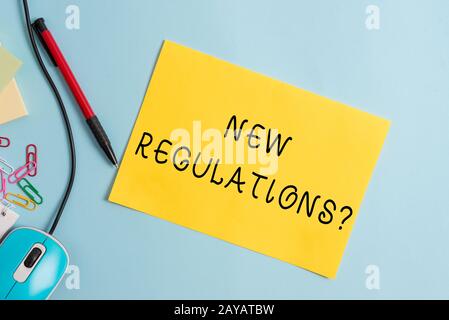 Scrittura a mano testo scrittura domanda nuovo regolamento. Concetto che significa le regole hanno fatto il controllo dell'ordine del governo modo qualcosa è fatto. Foto Stock