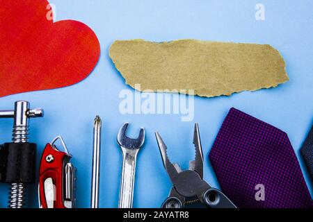 Vista frontale degli attrezzi di lavoro. Morsetti per chiave cacciavite legano carta carta vetrata pezzo cuore. Buona pubblicità Casa riparazione. Riparazione uomo Foto Stock