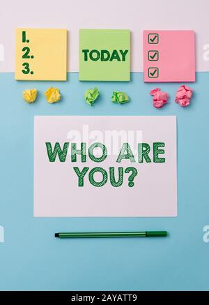 Nota di scrittura che mostra chi sei la domanda. Foto di affari che mostra chiedere a qualcuno identità o dimostratingal informatio Foto Stock