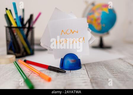 Segno di testo che mostra Now Hiring (ora assunzione). Ricerca di foto concettuali valutazione del rapporto di lavoro con i futuri dipendenti stazionari più penna Foto Stock
