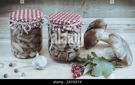 Home canning: Funghi sott'olio in vasetti di vetro. Foto Stock