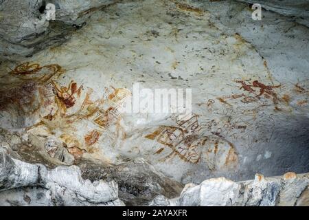 Dipinti preistorici in una grotta, Phang Nga Bay, Thailandia Foto Stock