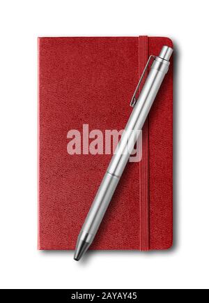 Rosso scuro chiuso notebook e penna isolato su bianco Foto Stock