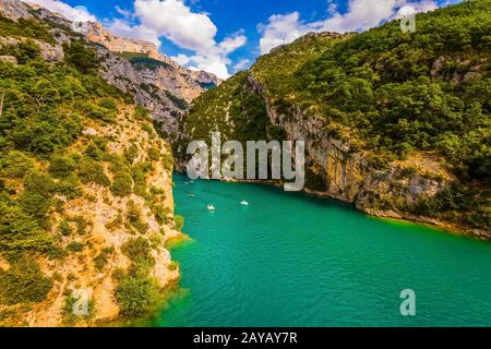 Affascinante viaggio lungo il fiume di montagna Foto Stock