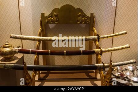 Bangkok, Thailandia, marzo 2013 tre spade katana cerimoniali che riposano sullo stand in mostra Foto Stock