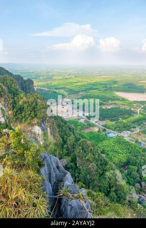 Vista panoramica dal Tempio della Grotta della Tigre in Thailandia Foto Stock