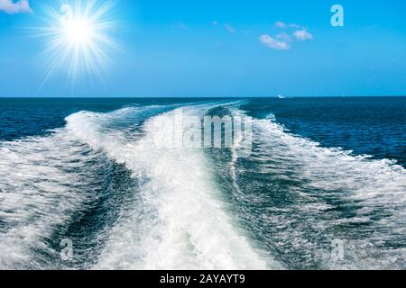 Onda di barca sulla superficie dell'acqua Foto Stock