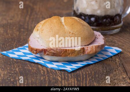 Uno spuntino tipico bavarese del Leberkaessemmel Foto Stock