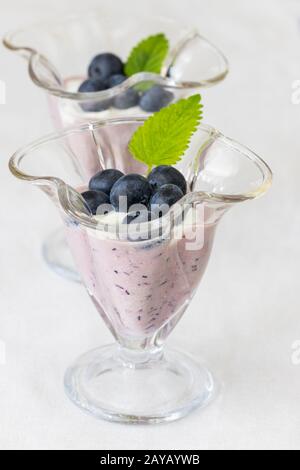 Yogurt al mirtillo su bianco Foto Stock