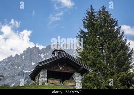 Cappella nelle montagne selvagge del Kaiser in Austria Foto Stock