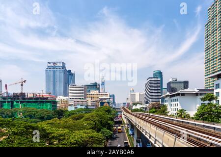 BTS Skytrain Tracks, un'opzione moderna per gli ospiti a Bangkok Foto Stock