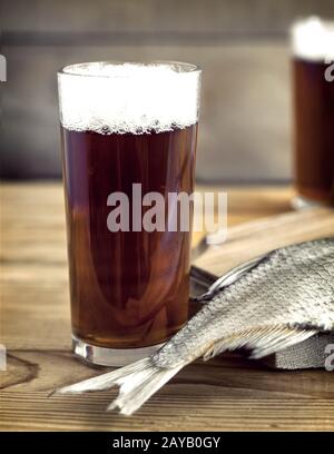 Due bicchieri di birra e pesce essiccati . Foto Stock