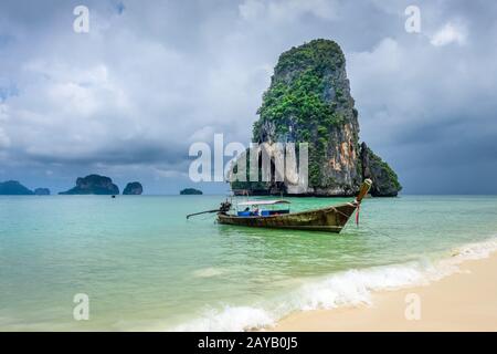 Barca a coda lunga sulla spiaggia di Phra Nang, Krabi, Thailandia Foto Stock