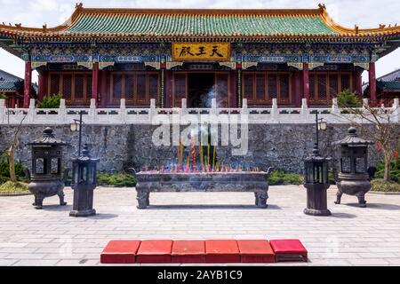 Il fumo incensa di fronte al tempio di Tianmenshan in cima al monte Tianmen Foto Stock
