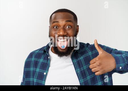 Ritratto di felice afroamerican bello uomo barbuto ridendo e mostrando il pollice fino gesto. Foto Stock