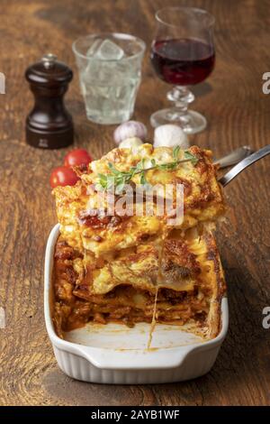 Panoramica di una lasagna cotta su legno Foto Stock