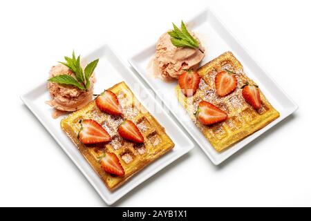 Waffle belgi con fragole su bianco Foto Stock