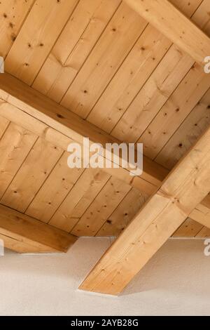 Soffitto in legno con travi a vista Foto Stock