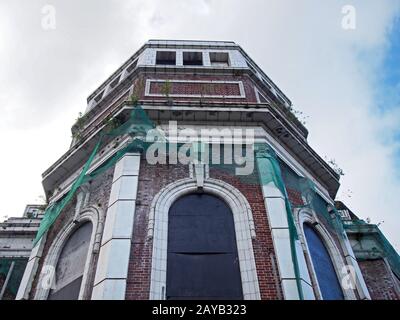 un primo piano del derelict abbandonato storico ex odeon cinema in bradford west yorkshire inghilterra con muri in decadenza sovragro Foto Stock