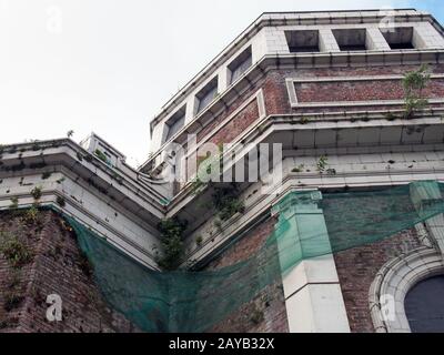 un primo piano del derelict abbandonato storico ex odeon cinema in bradford west yorkshire inghilterra con muri in decadenza sovragro Foto Stock