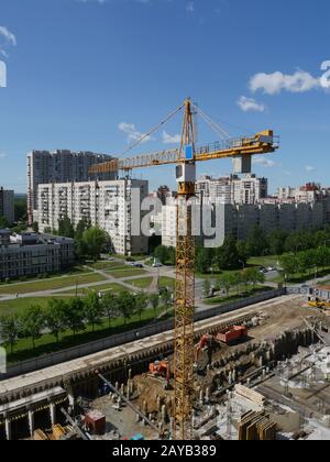 gru a torre sul cantiere Foto Stock