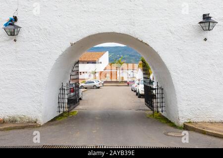 Colombia Guatavita ingresso arco del centro storico Foto Stock