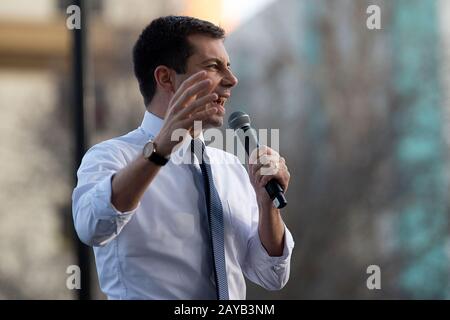 Sacramento, California, Stati Uniti. 14th Feb, 2020. Il candidato democratico alla presidenza Pete Buttigieg parla ai sostenitori durante un raduno a Ceasar Chavez Plaza venerdì 14 febbraio 2020 a Sacramento. Credit: Paul Kitagaki Jr./Zuma Wire/Alamy Live News Foto Stock