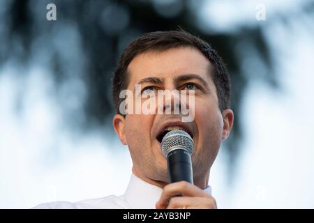 Sacramento, California, Stati Uniti. 14th Feb, 2020. Il candidato democratico alla presidenza Pete Buttigieg parla ai sostenitori durante un raduno a Ceasar Chavez Plaza venerdì 14 febbraio 2020 a Sacramento. Credit: Paul Kitagaki Jr./Zuma Wire/Alamy Live News Foto Stock