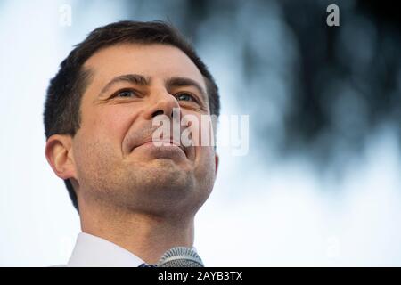 Sacramento, California, Stati Uniti. 14th Feb, 2020. Il candidato democratico alla presidenza Pete Buttigieg parla ai sostenitori durante un raduno a Ceasar Chavez Plaza venerdì 14 febbraio 2020 a Sacramento. Credit: Paul Kitagaki Jr./Zuma Wire/Alamy Live News Foto Stock