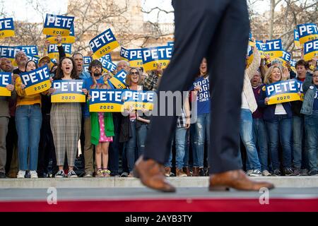 Sacramento, California, Stati Uniti. 14th Feb, 2020. Sostiene il coraggio per il candidato democratico alla presidenza Pete Buttigieg durante un rally a Ceasar Chavez Plaza venerdì 14 febbraio 2020 a Sacramento. Credit: Paul Kitagaki Jr./Zuma Wire/Alamy Live News Foto Stock