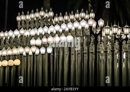 Urban Light Sculpture a LACMA di notte Los Angeles california Foto Stock