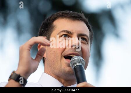 Sacramento, California, Stati Uniti. 14th Feb, 2020. Il candidato democratico alla presidenza Pete Buttigieg parla ai sostenitori durante un raduno a Ceasar Chavez Plaza venerdì 14 febbraio 2020 a Sacramento. Credit: Paul Kitagaki Jr./Zuma Wire/Alamy Live News Foto Stock