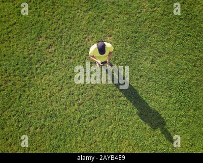 Giovane adulto sta controllando il suo drone e scattando alcune foto e video. Vista dall'alto dell'antenna, technol Foto Stock