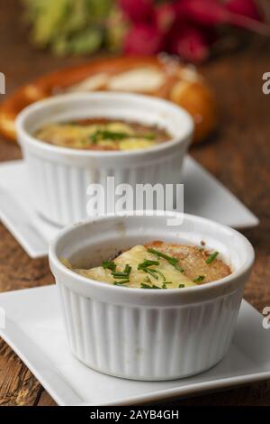 Zuppa di cipolla francese su legno Foto Stock