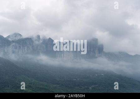 enshi grand canyon in nebbia nuvolosa Foto Stock